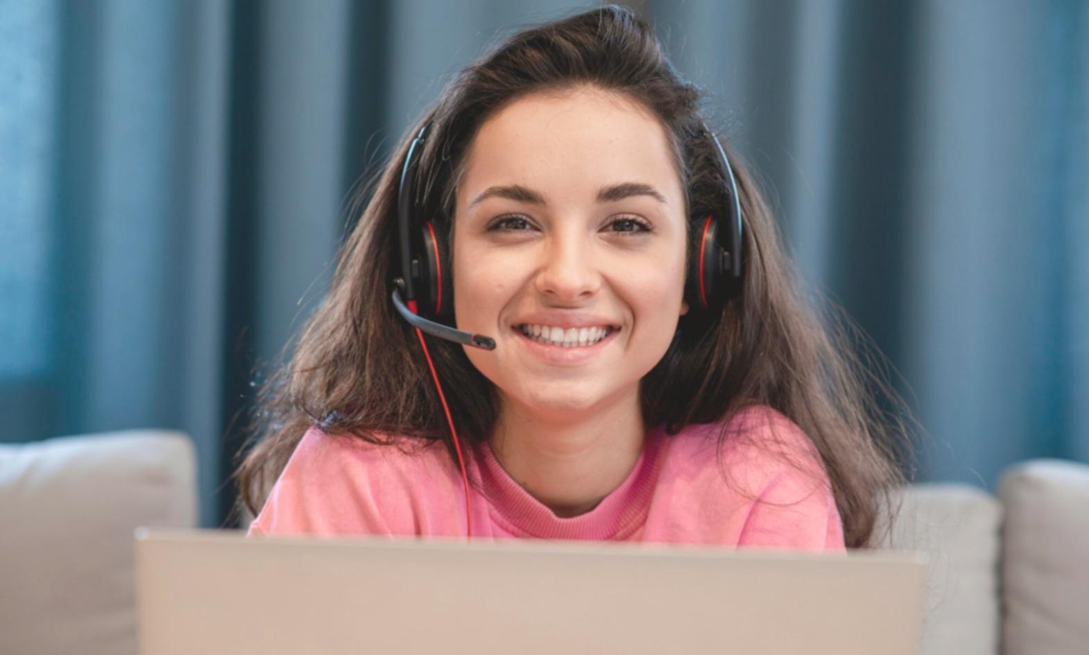 Kreative Finanzplanung am Arbeitsplatz mit Laptop und Unterlagen